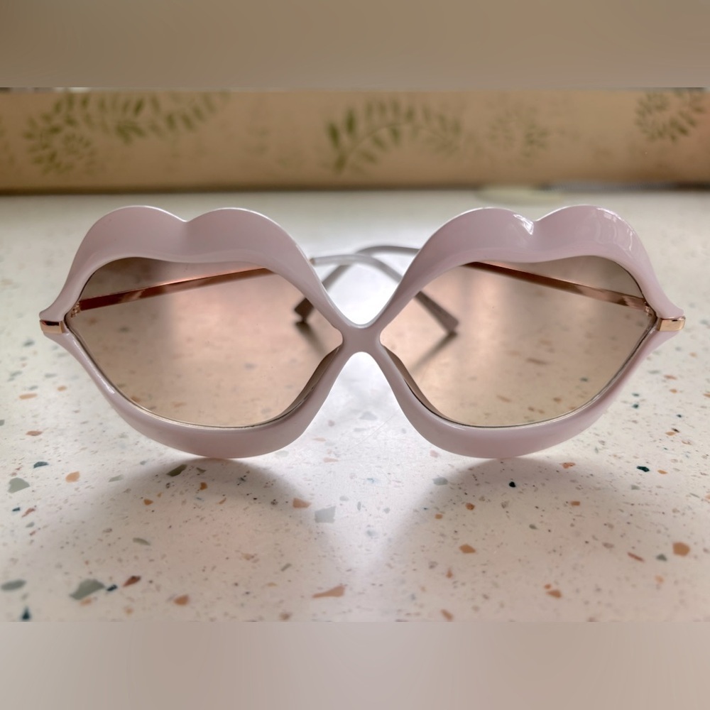 Lips Kiss Sunglasses in White and Gold - Picture 4 of 8